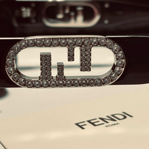 NWT FENDI 40081 EMBELLISHED O’LOCK LOGO DETAILING BLACK FF TEMPLE SUNGLASSES - Picture 11 of 17